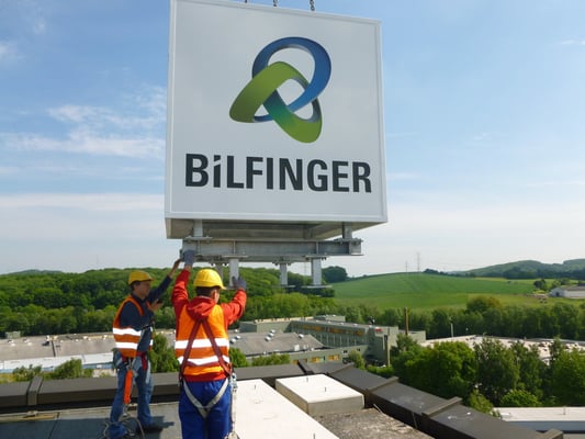 Bilfinger, Velbert | Mittels Krantechnik wird der neue Werbewürfel auf dem Dach montiert