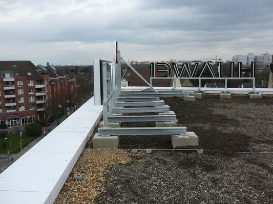 HUAWEI Deutschland, Düsseldorf | Leuchtschrift im Profil 8 auf Stahlkonstruktion für Dachmontage