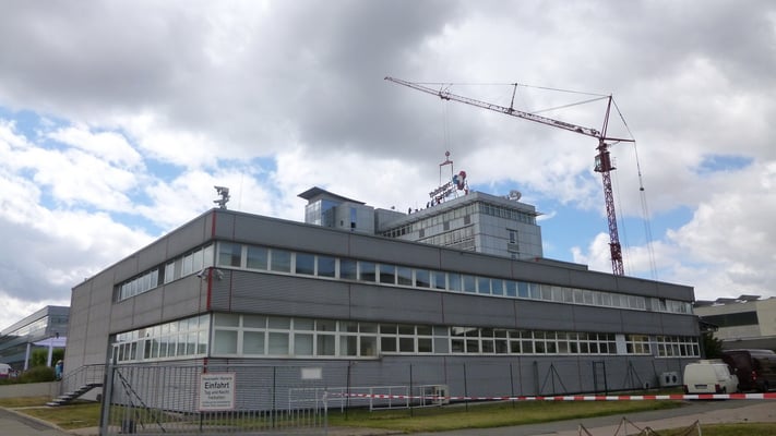 Thüringer Energie, Erfurt | Einzelbuchstabenschriftzug im Profil 4 und Logo aus Einzelsegmenten im Profil 8. Fronten mittels UV-Digitaldruck kaschiert. Die Ausleuchtung erfolgt mittels Hochleistungs-LED-Technik.