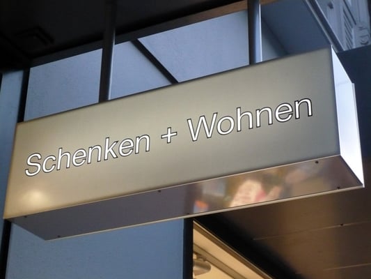 Domus, Düsseldorf | Unterhangtransparent im Profil 5s (siehe Einzelbuchstaben) mit Folienbeschriftung. Auch als Ausstecker möglich.