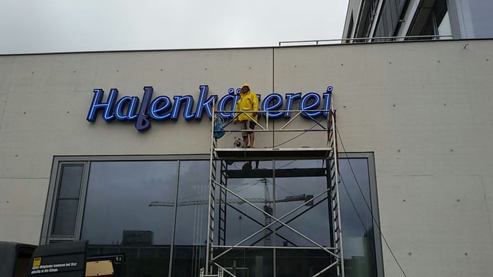 Hafenkäserei, Münster | Werbeanlage als Einzelbuchstabenschriftzug im Profil 2 mit offenliegendem Neonrohr