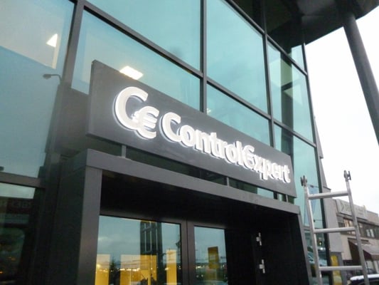 Beispiel - Kantenleuchter / Seitenleuchter (Vollacrylglas-LED-Buchstaben) - ControlExpert