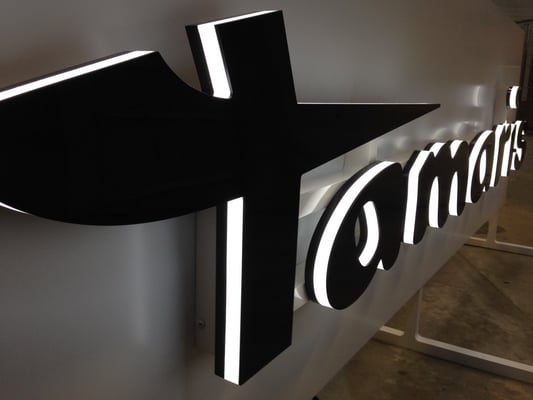 Beispiel - Kantenleuchter / Seitenleuchter (Vollacrylglas-LED-Buchstaben) - Tamaris