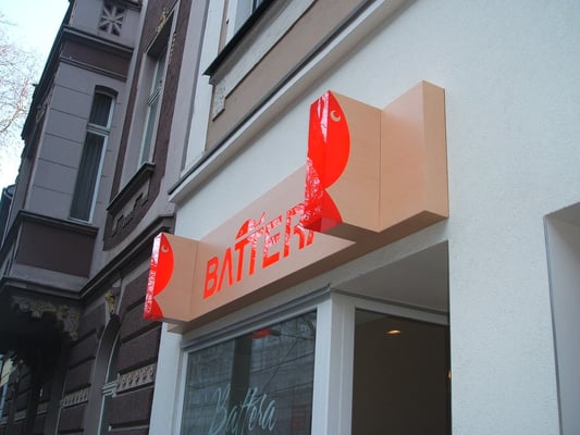 Battera, Düsseldorf | Leuchtkasten mit integrierten Auslegern und Optik in Holzmaserung