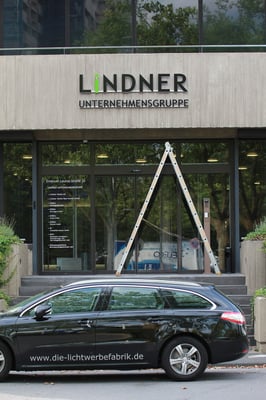 Beispiel - Kantenleuchter / Seitenleuchter (Vollacrylglas-LED-Buchstaben) - Lindner Hotels