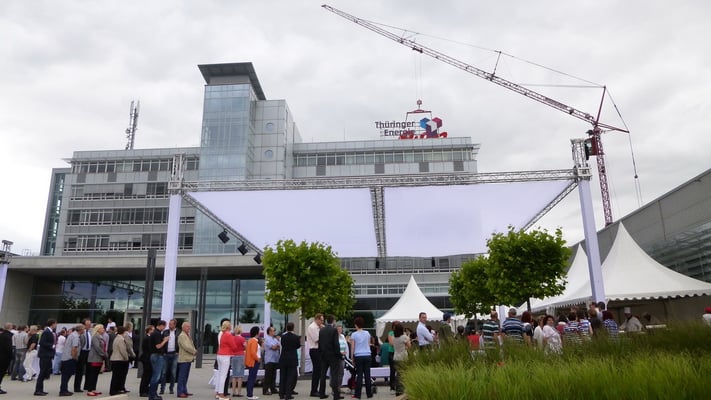 Thüringer Energie, Erfurt | Einzelbuchstabenschriftzug im Profil 4 und Logo aus Einzelsegmenten im Profil 8. Fronten mittels UV-Digitaldruck kaschiert. Die Ausleuchtung erfolgt mittels Hochleistungs-LED-Technik.