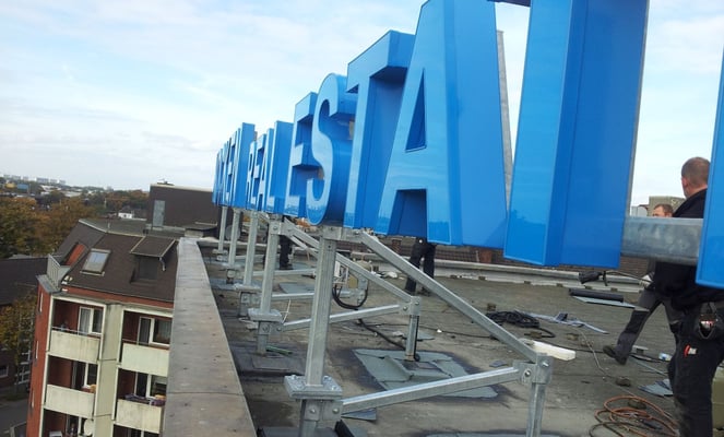 Frank Kocken Immobilien | Einzelbuchstaben im Profil 5 als Dachanlage auf Stahlkonstruktion