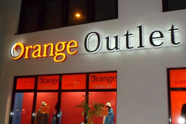 Einzelbuchstaben im Profil 8 - hier als Front-/Seitenleuchter (Orange Outlet, Regensburg)