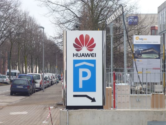 HUAWEI Deutschland, Düsseldorf | Pylon mit durgestecktem Logo