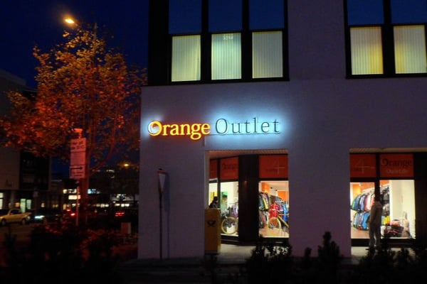 Orange Outlet, Regensburg | Profil 8 Buchstaben als Front- und Seitenleuchter