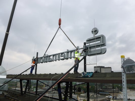 Sparkasse International, Essen | Leuchtschrift im Profil 4, ausgeleuchtet mittels Hochleistungs-LED-Technik