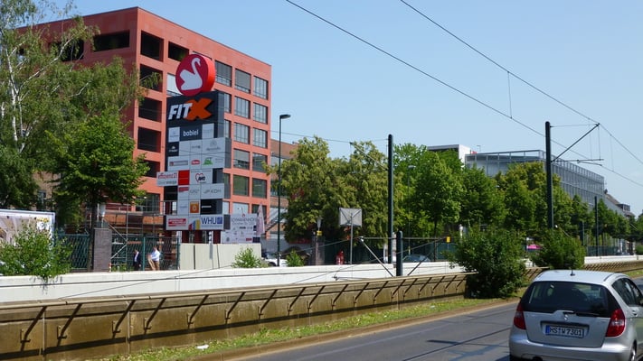 Thüringer Energie, Erfurt | Einzelbuchstabenschriftzug im Profil 4 und Logo aus Einzelsegmenten im Profil 8. Fronten mittels UV-Digitaldruck kaschiert. Die Ausleuchtung erfolgt mittels Hochleistungs-LED-Technik.