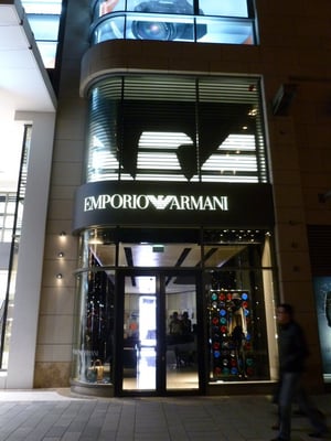Emporio Armani, Düsseldorf | beleuchtete Adlersegmente und gerundete Außenwerbung