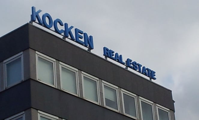 Frank Kocken Immobilien | Einzelbuchstaben im Profil 5 als Dachanlage auf Stahlkonstruktion