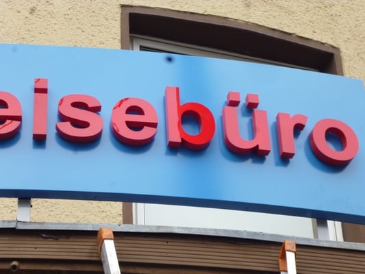 BBF Reisebüro, Düsseldorf | Vollacrylglas-LED-Frontleuchter auf gerundeter Aluminiumblende