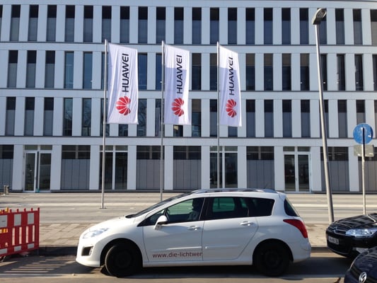 HUAWEI Deutschland, Düsseldorf | Fahnenmasten 8,0 m hoch mit Oben- und Untenausleger