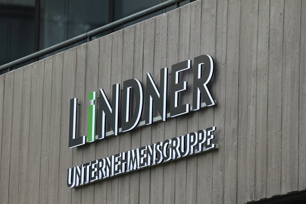 Beispiel - Kantenleuchter / Seitenleuchter (Vollacrylglas-LED-Buchstaben) - Lindner Hotels