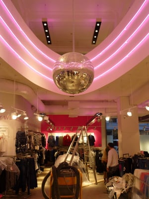 TALLY WEIJL, Düsseldorf | Lichtinstallation mit insgesamt ca. 60 m Neon-Rohr