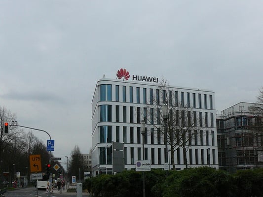HUAWEI Deutschland, Düsseldorf | Leuchtschrift im Profil 8 auf Stahlkonstruktion für Dachmontage