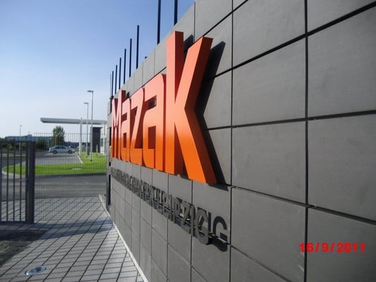 Einzelbuchstaben im Profil 1 (unbeleuchtet, wahlweise mit oder ohne Rückwand) / (MAZAK, Leipzig))