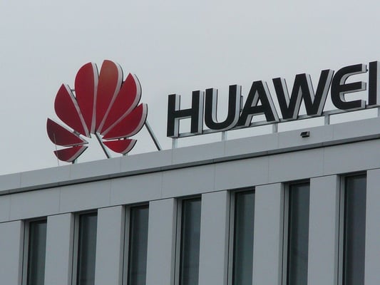 Einzelbuchstaben im Profil 8 - hier als Front-/Seitenleuchter (Huawei, Düsseldorf)