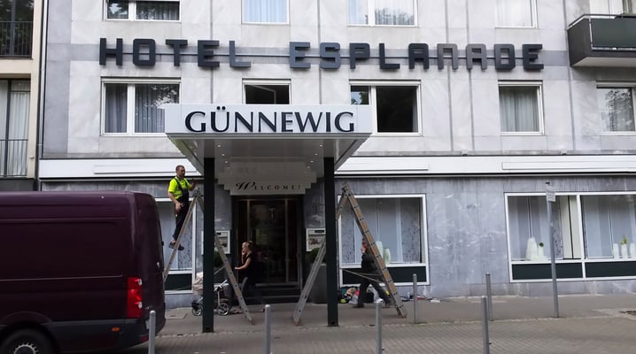 Günnewig Hotel Esplanade, Düsseldorf | Werbeanlagen als Vollacrylglas-LED-Kantenleuchter sowie als Profil 3 Schattenschriften