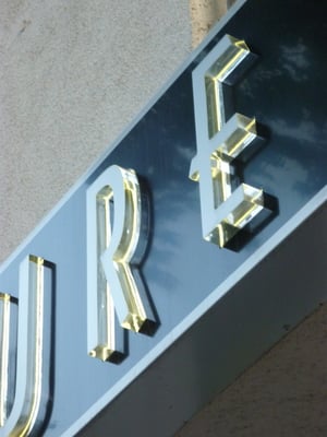 Champu, Düsseldorf | Leuchtkasten, dekupiert und mit farblosem Acrylglas durchgesteckt