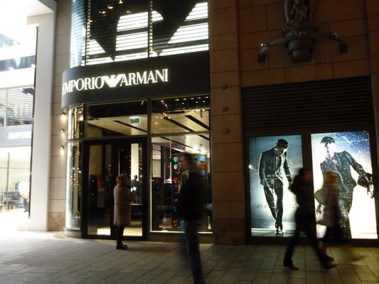 Emporio Armani, Düsseldorf | beleuchtete Adlersegmente und gerundete Außenwerbung