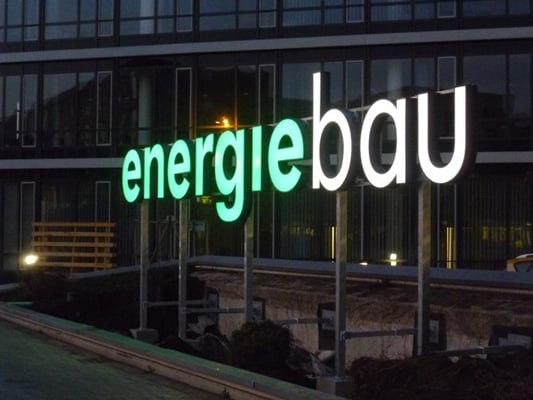 Energiebau, Köln | Einzelbuchstabenschriftzug mit einer Länge von 10,0 m im Profil 4 mit LED-Ausleuchtung