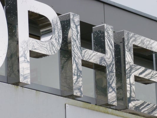 Einzelbuchstaben im Profil 1 (unbeleuchtet, wahlweise mit oder ohne Rückwand) / (Opheis, Geldern)