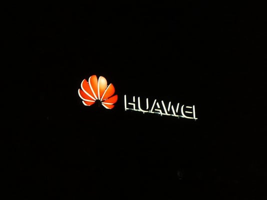 HUAWEI Deutschland, Düsseldorf | Leuchtschrift im Profil 8 auf Stahlkonstruktion für Dachmontage