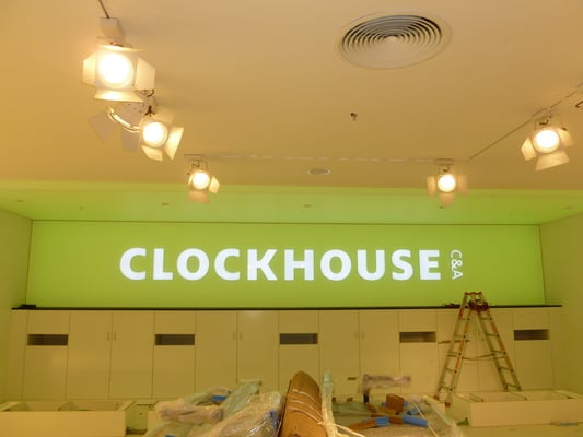 Clockhouse by C&A, Düsseldorf - Flagship Store | Vollacrylglas-LED-Frontleuchter