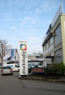 Druckstudio Gruppe, Düsseldorf | Werbepylon, dekupiert und flach hinterlegt