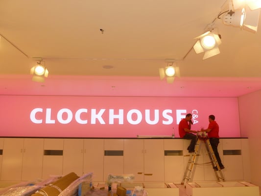Clockhouse by C&A, Düsseldorf - Flagship Store | Vollacrylglas-LED-Frontleuchter