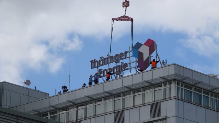Thüringer Energie, Erfurt | Einzelbuchstabenschriftzug im Profil 4 und Logo aus Einzelsegmenten im Profil 8. Fronten mittels UV-Digitaldruck kaschiert. Die Ausleuchtung erfolgt mittels Hochleistungs-LED-Technik.