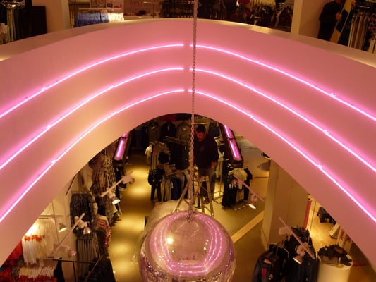 TALLY WEIJL, Düsseldorf | Lichtinstallation mit insgesamt ca. 60 m Neon-Rohr