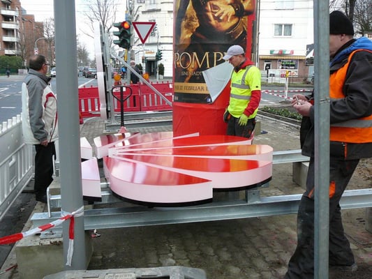 HUAWEI Deutschland, Düsseldorf | Leuchtschrift im Profil 8 auf Stahlkonstruktion für Dachmontage