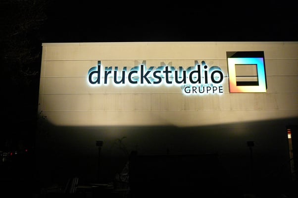 Druckstudio Gruppe, Düsseldorf | Einzelbuchstaben im Profil 3 und Logo im Profil 5/3 mit LED-Ausleuchtung