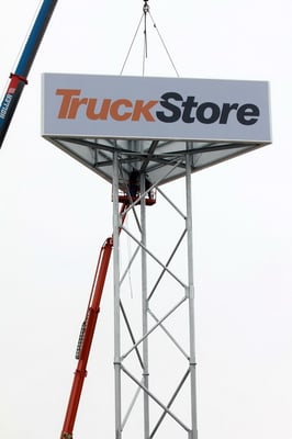 TruckStore, Stuhr | Spanntuchleuchtkasten 12,2 x 3,5 m mit LED Ausleuchtung