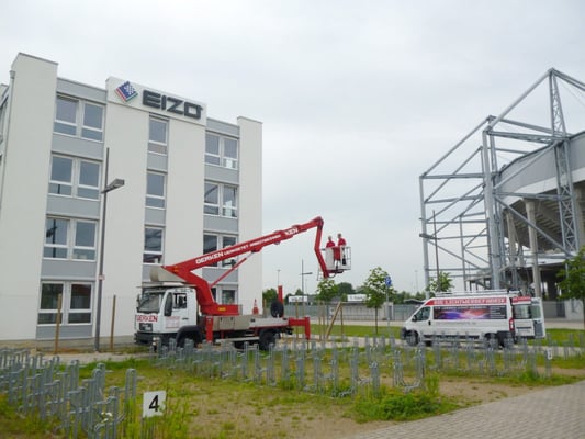 EIZO, Mönchengladbach | Neue Außenwerbung der Europa-Zentrale