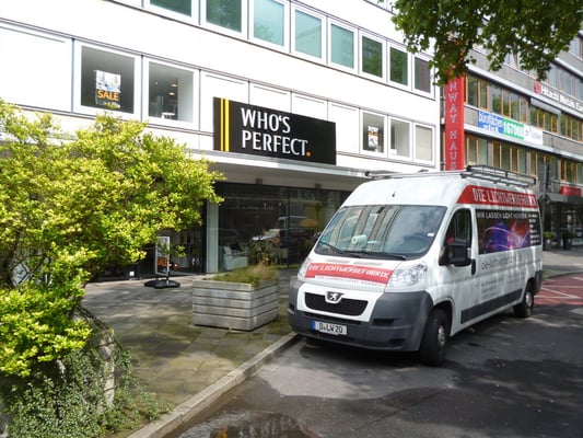 Who's perfect, Düsseldorf | Vollacrylglas-LED-Buchstaben (Frontleuchter) auf Aluminiumblenden