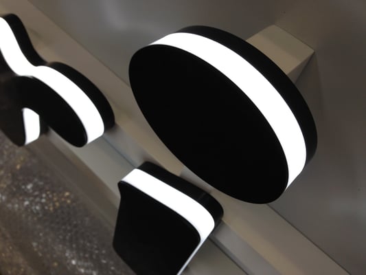 Beispiel - Kantenleuchter / Seitenleuchter (Vollacrylglas-LED-Buchstaben) - Tamaris