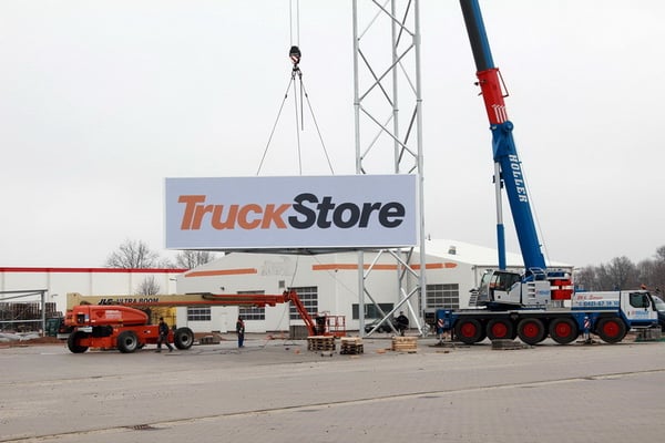 TruckStore, Stuhr | Spanntuchleuchtkasten 12,2 x 3,5 m mit LED Ausleuchtung