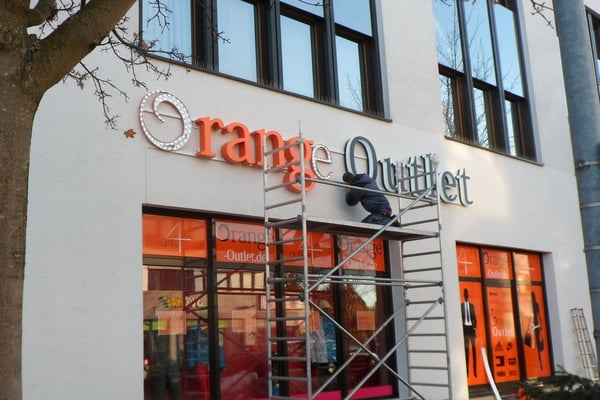 Orange Outlet, Regensburg | Profil 8 Buchstaben als Front- und Seitenleuchter