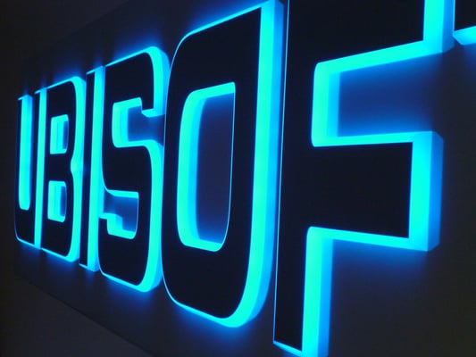 Ubisoft, Düsseldorf | Vollacrylglasbuchstaben mit doppelt gefräster Zarge, LED Ausleuchtung auf Blende