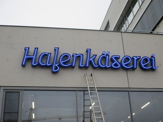 Hafenkäserei, Münster | Werbeanlage als Einzelbuchstabenschriftzug im Profil 2 mit offenliegendem Neonrohr