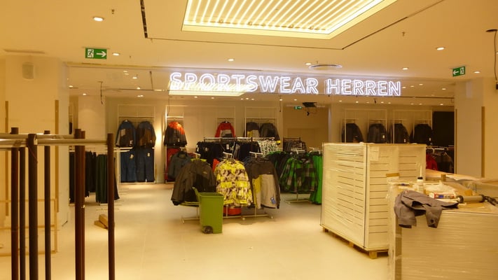 Clockhouse by C&A, Düsseldorf - Flagship Store | Neonleuchtwerbung im farblosen Acrylglaskorpus