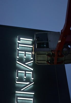 Einzelbuchstaben im Profil 8 - hier als Seitenleuchter (Leyendecker, Wuppertal)