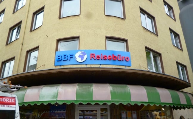 BBF Reisebüro, Düsseldorf | Vollacrylglas-LED-Frontleuchter auf gerundeter Aluminiumblende