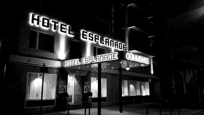 Günnewig Hotel Esplanade, Düsseldorf | Werbeanlagen als Vollacrylglas-LED-Kantenleuchter sowie als Profil 3 Schattenschriften